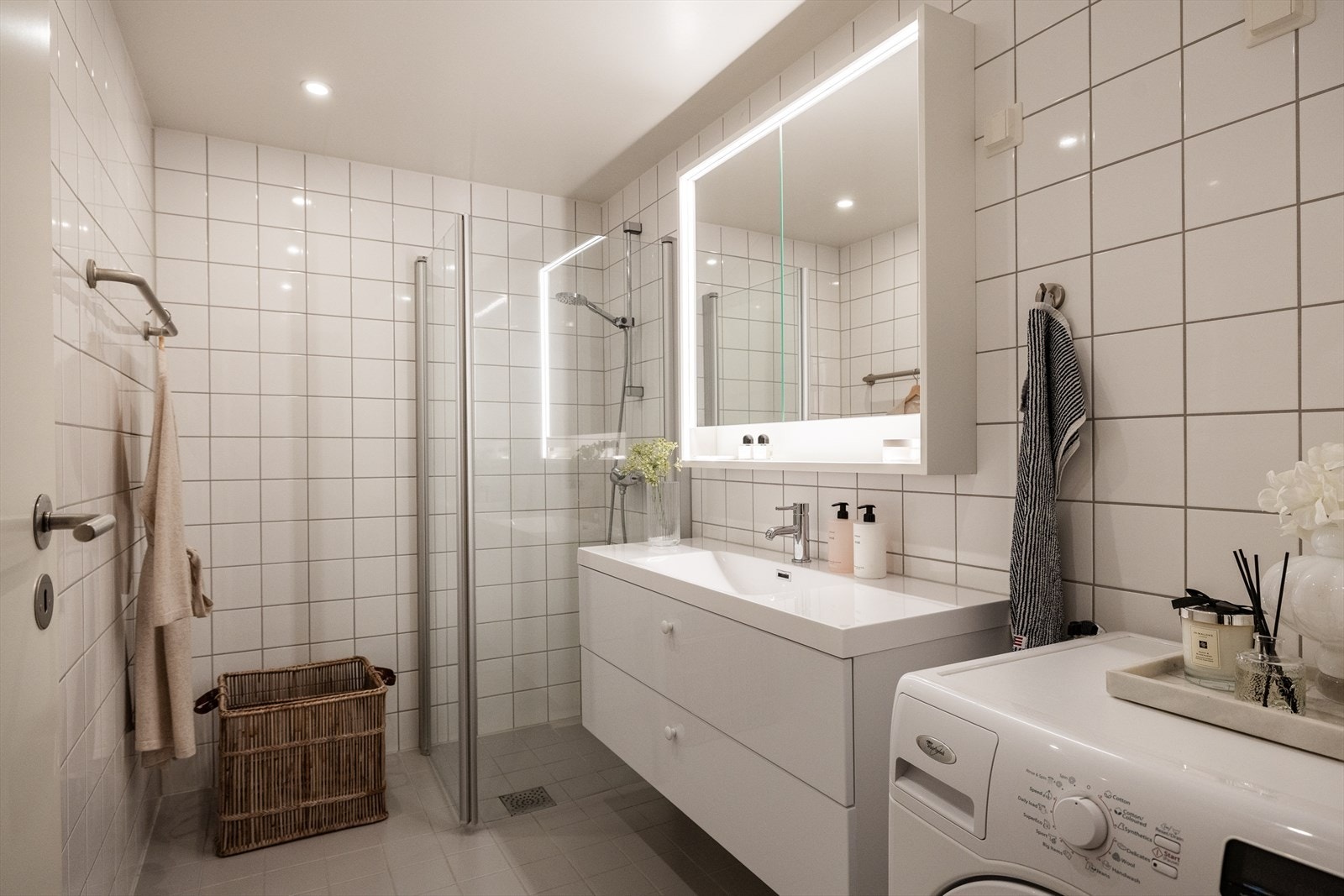 Pent og flislagt bad gulvvarme og opplegg til vaskemaskin. Galleribilde