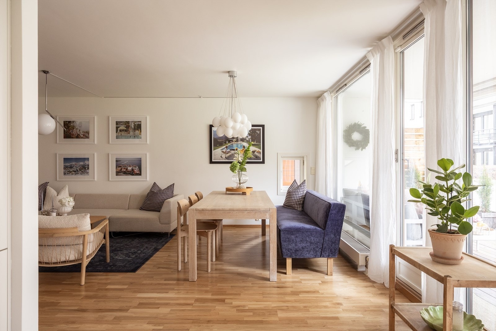 Optimale lysforhold fra flere store vindusflater. Galleribilde