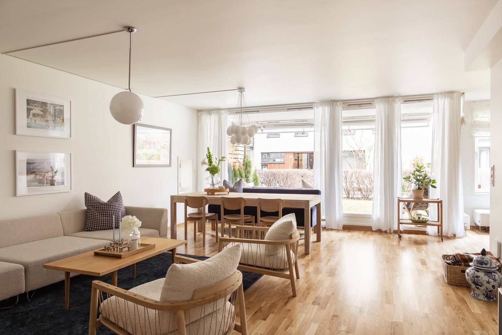 En stor, lys og nydelig 3-roms med herlig markterrasse og hage. Galleribilde