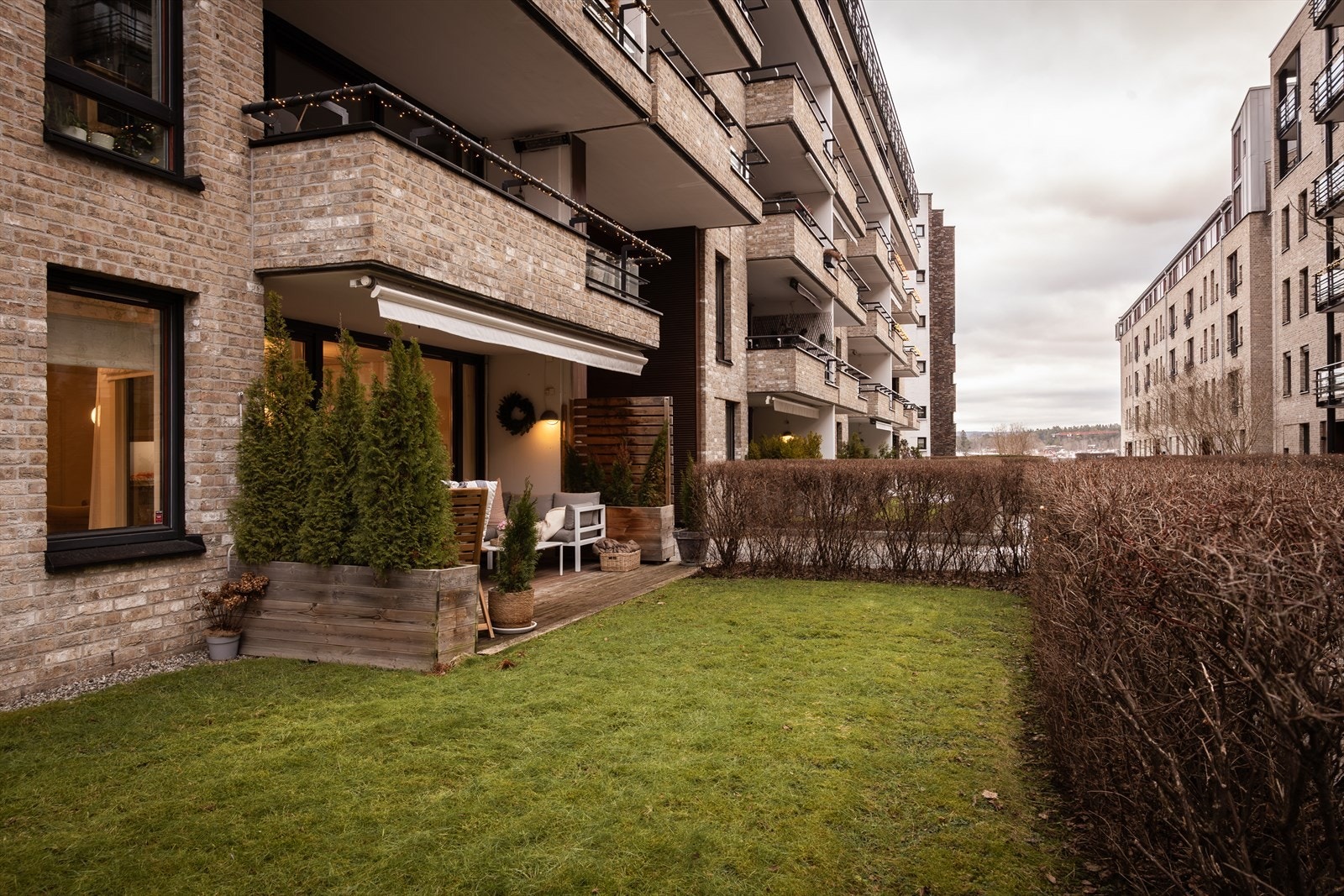 Leiligheten har enerett til hageflekken. Perfekt for lange sommerdager med god plass til middagsbesøk og grilling i varmen. Galleribilde