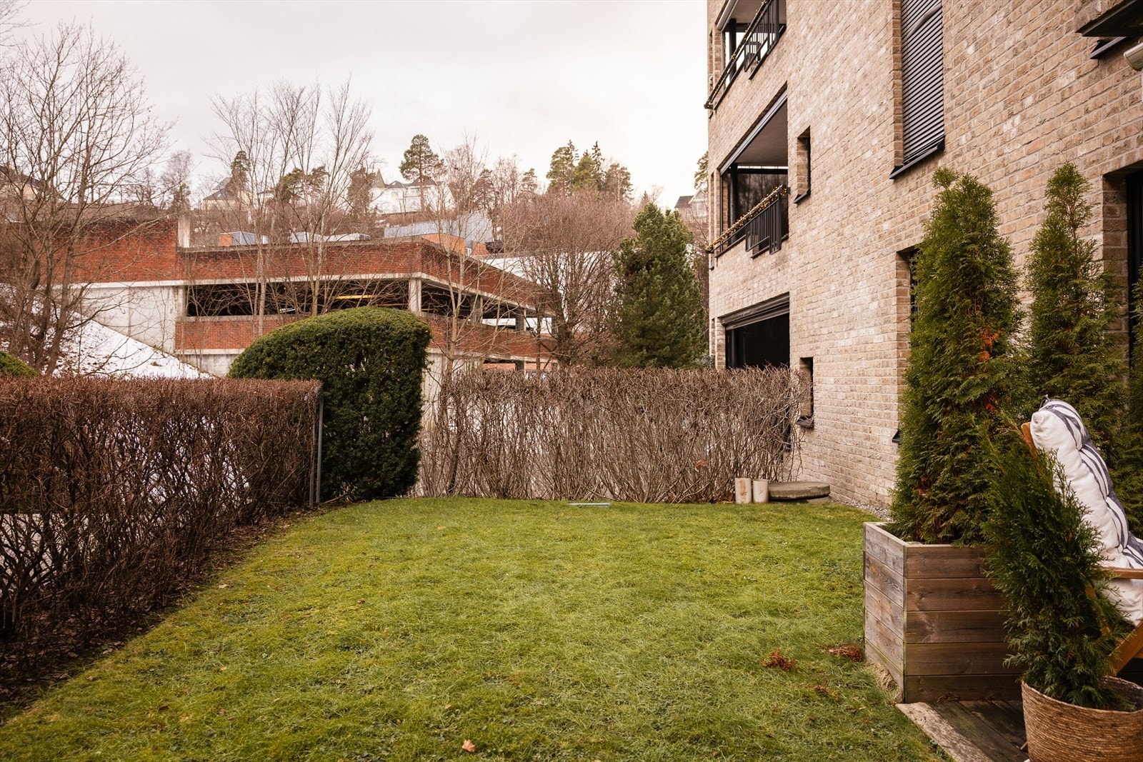 Uteplassen fungerer som en ekstra stue store deler av året. Perfekt å kunne nyte etter et bad i sjøen i nærheten. Galleribilde