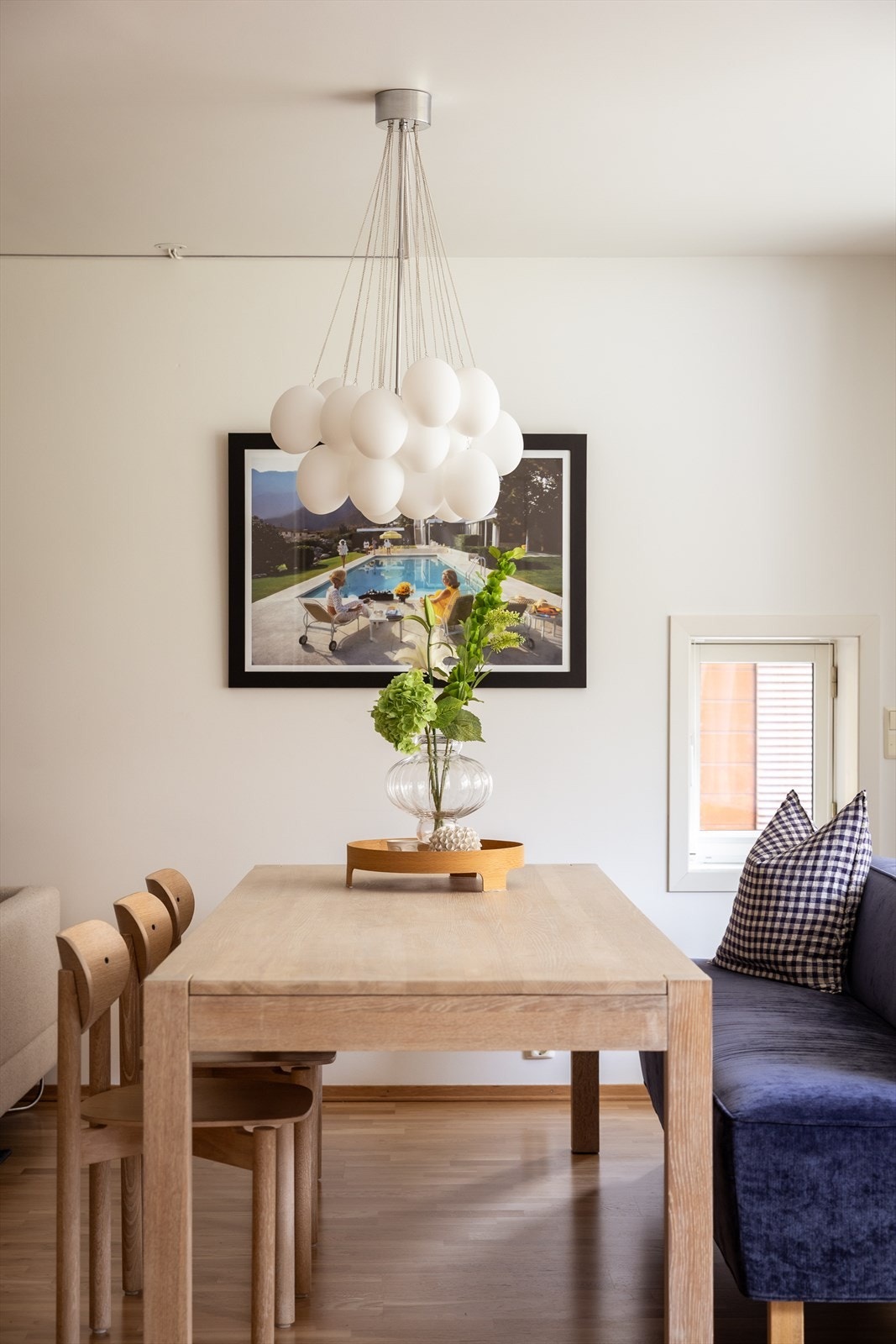 I stuen er det god plass til en stor spisegruppe. Galleribilde