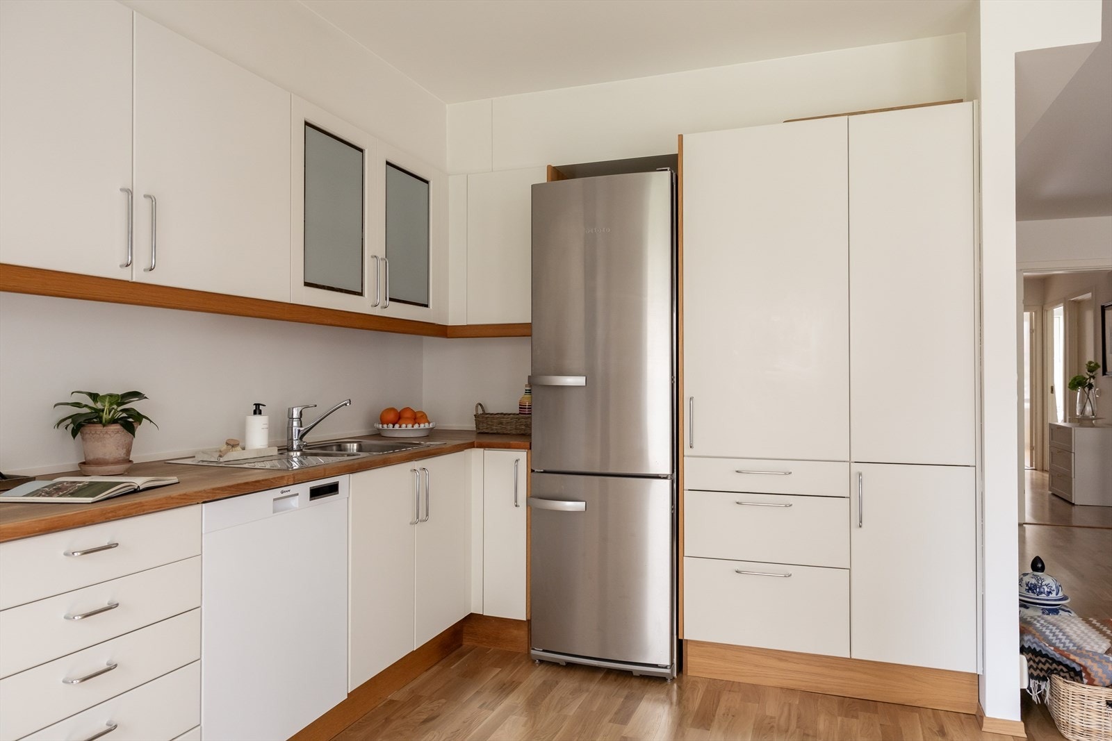 Rikelig med oppbevaringsplass i skap og skuffer. Galleribilde