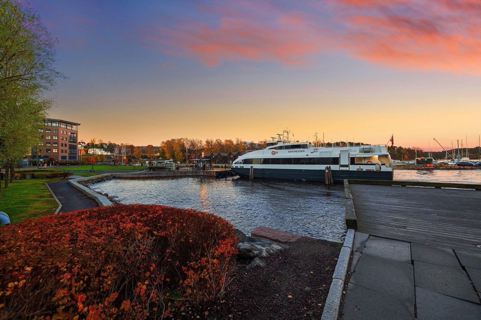 Nyt sommerkvelder langs gangstien som langs sjøen tar deg hele veien til frognerkilen. Galleribilde