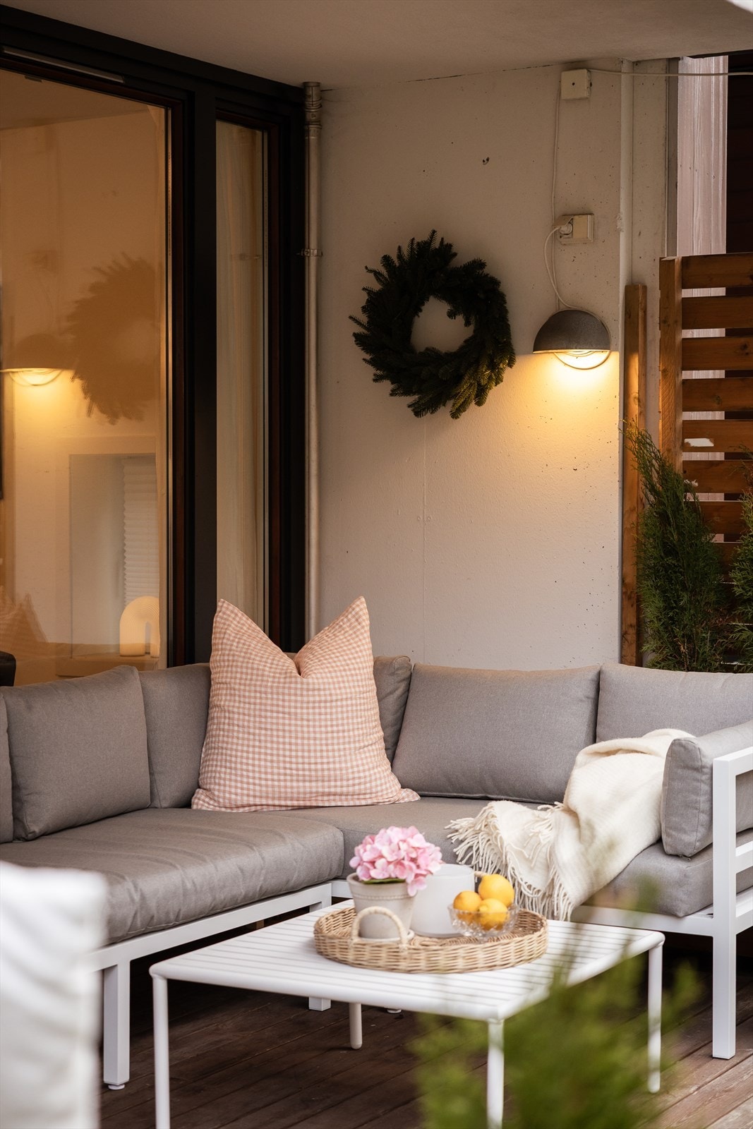 Her er det god plass til en loungegruppe, grill og øvrige hagemøbler. Galleribilde