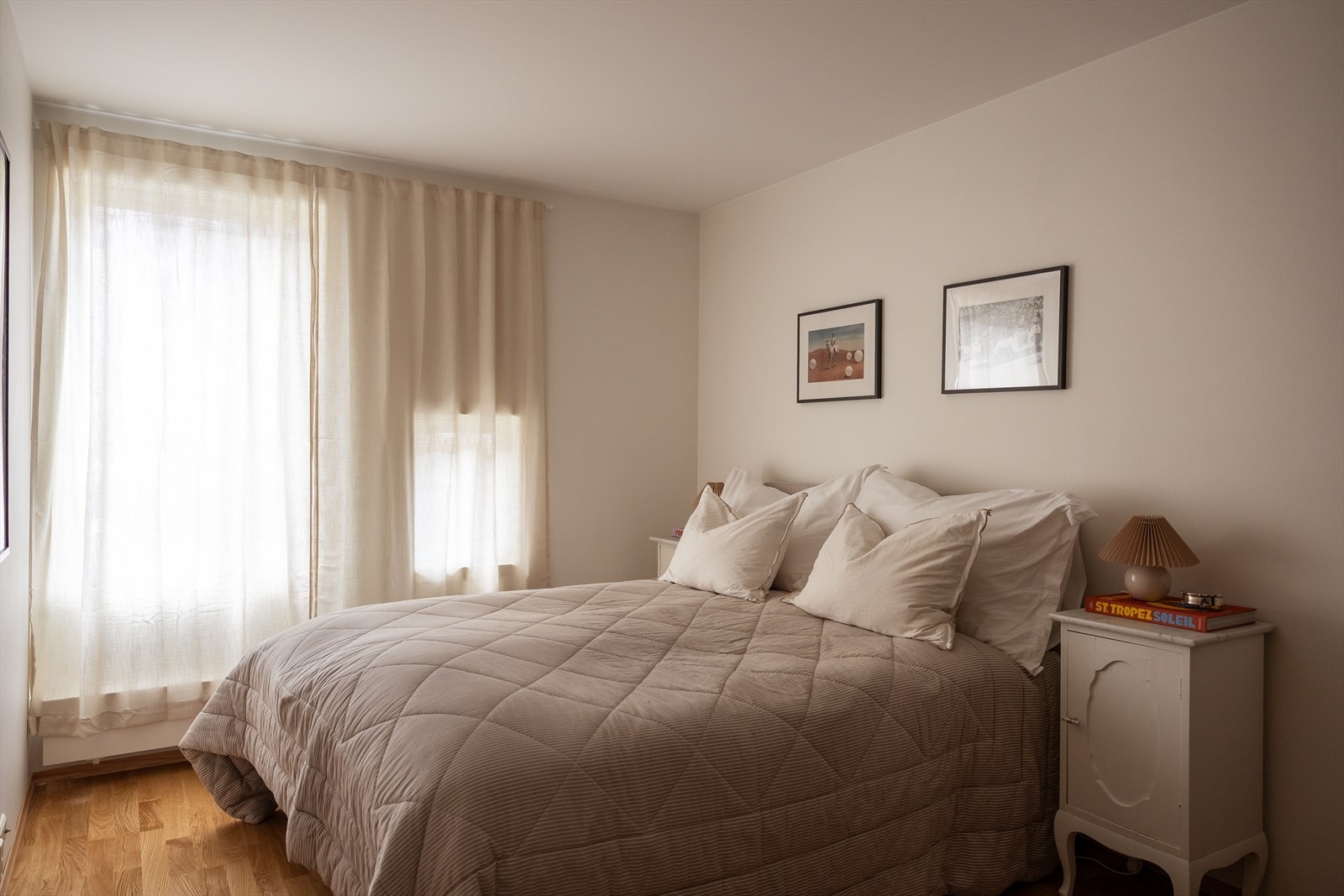 Delikate fargevalg. Et behagelig sted å våkne. Galleribilde