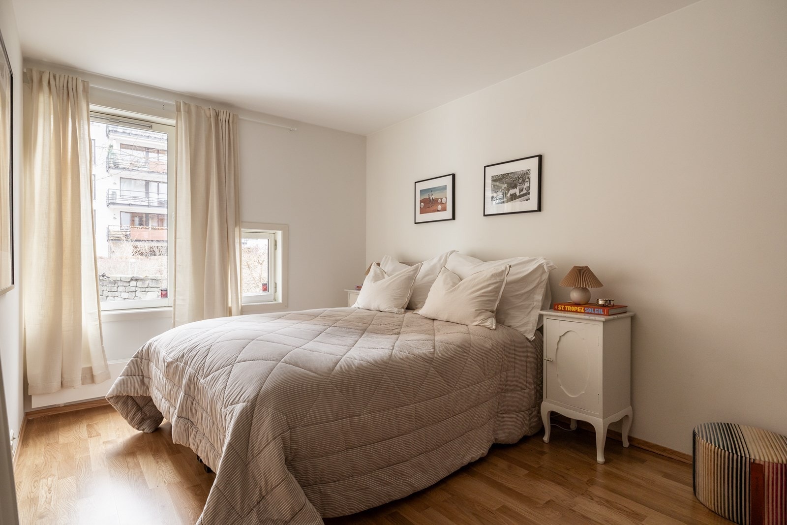 Innbydende hovedsoverom med plass til dobbeltseng med nattbord på hver side. Galleribilde