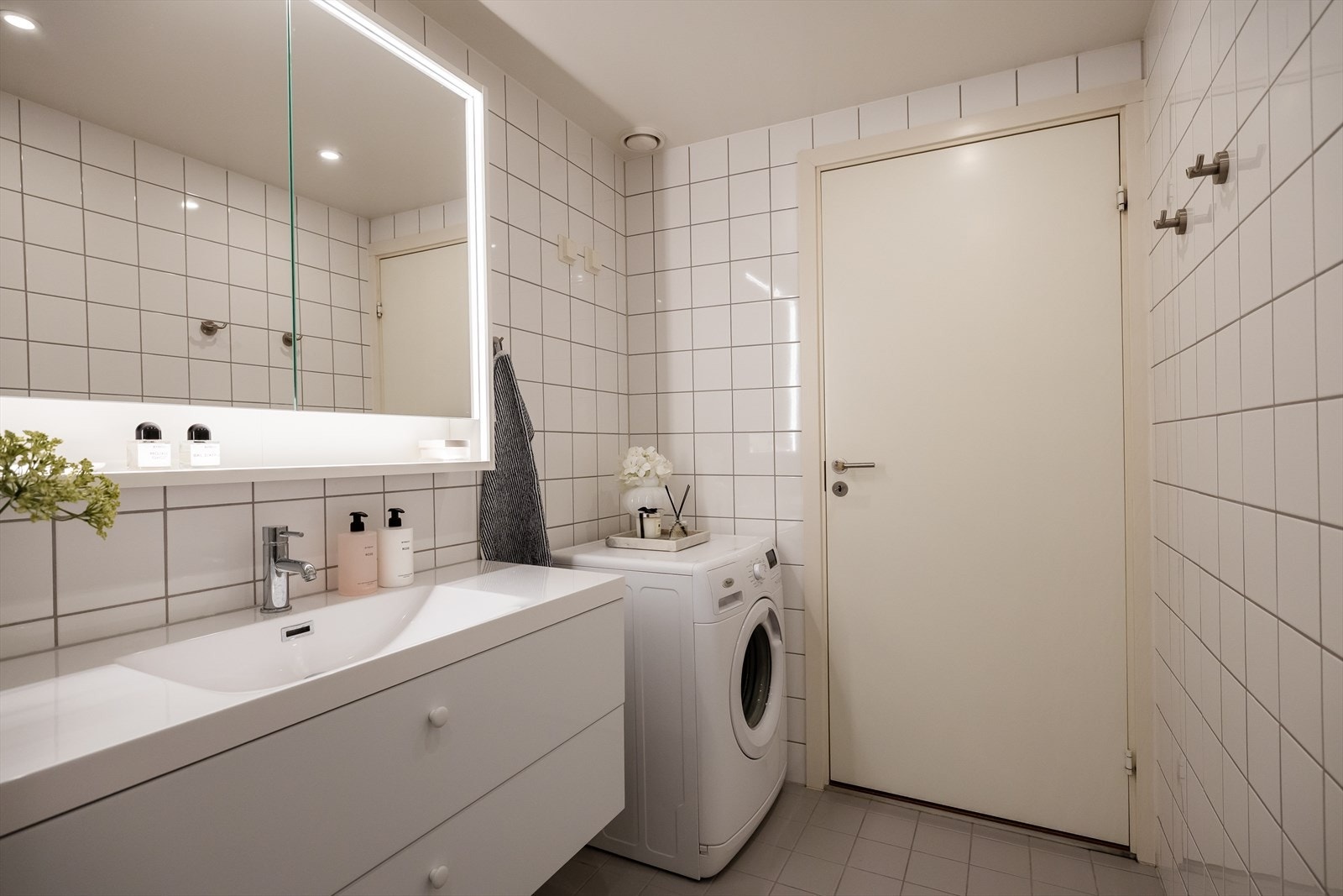 Badet er eller utstyrt med et servantskap (ny i 2025) med en bredde på ca 120cm og skuffefronter, speilskap på vegg med lys, dusjhjørne med innfellbare glassdører og mekanisk avtrekk. Galleribilde