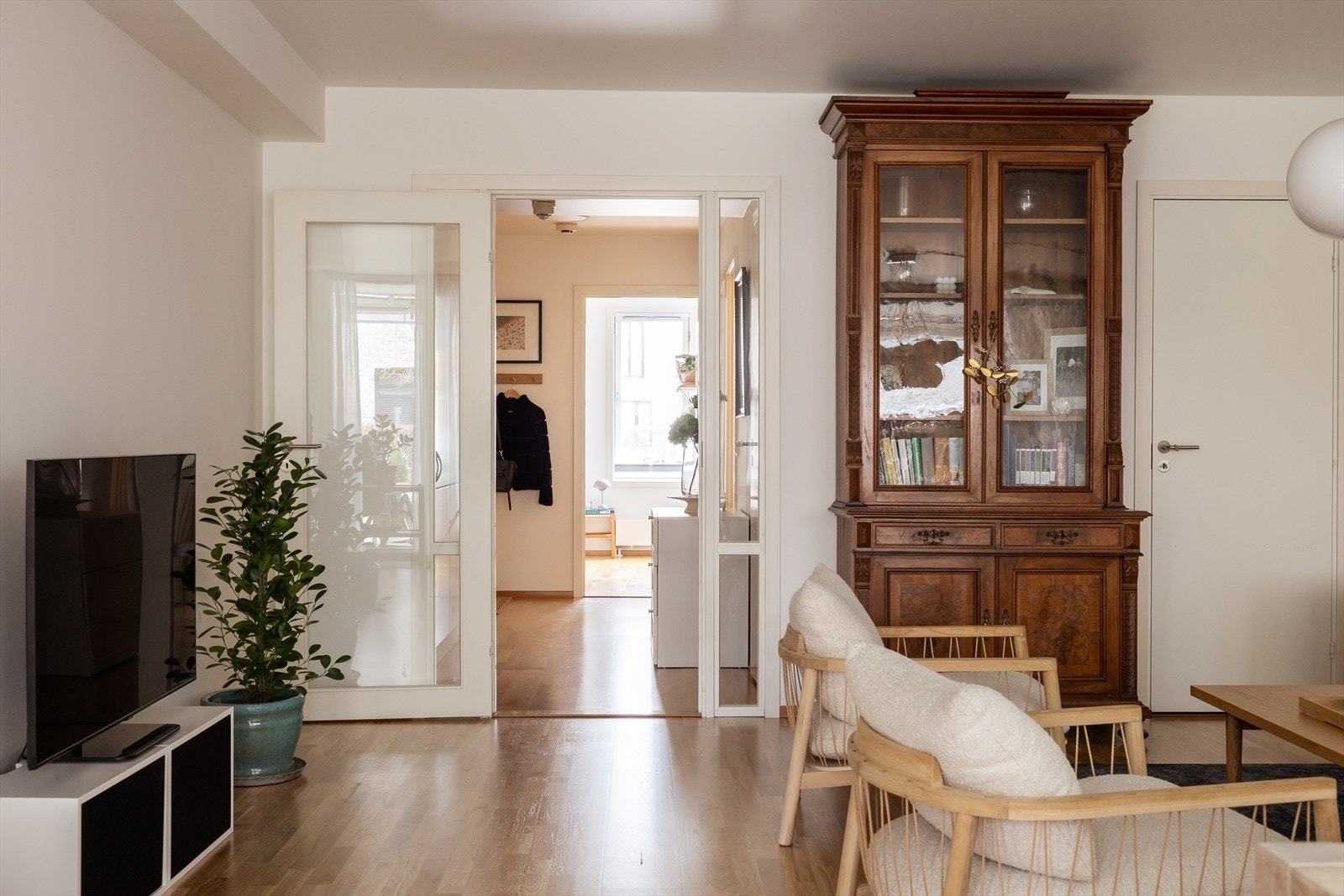 Praktisk med dør mellom stuen og øvrige rom. Glassdøren sørger likevel for gjennomslipp med lys. Galleribilde