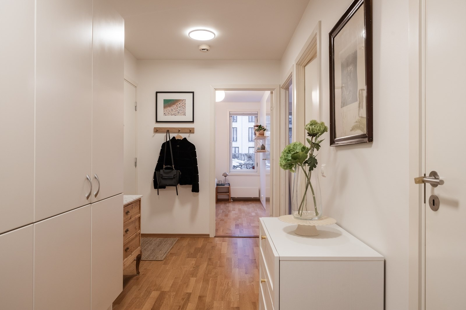 Romslig entré/gang med garderobeskap samt plass til kommode og øvrige entrémøbler. Galleribilde