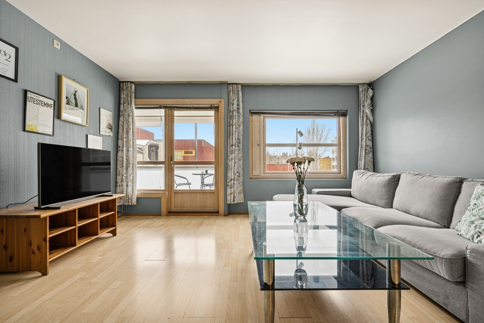 Lys og romslig stue med funksjonell utforming og gode møbleringsmuligheter. Galleribilde