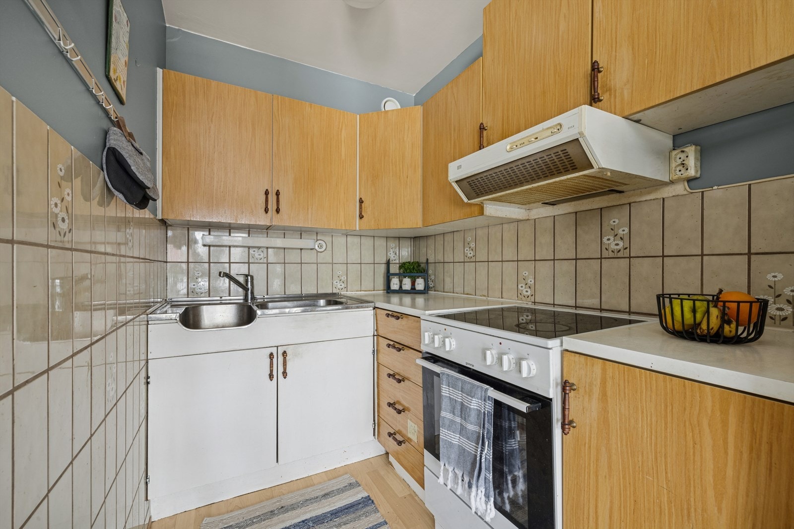 Kjøkkenet er funksjonelt utformet med gode arbeidsforhold samt skap- og benkeplass. Galleribilde