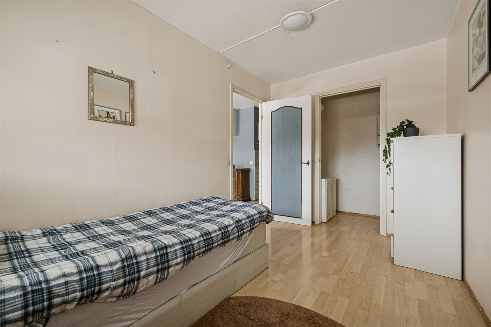 Rommet har plass til dobbeltseng med nattbord på hver side, samt øvrig soveromsmøblement. Galleribilde