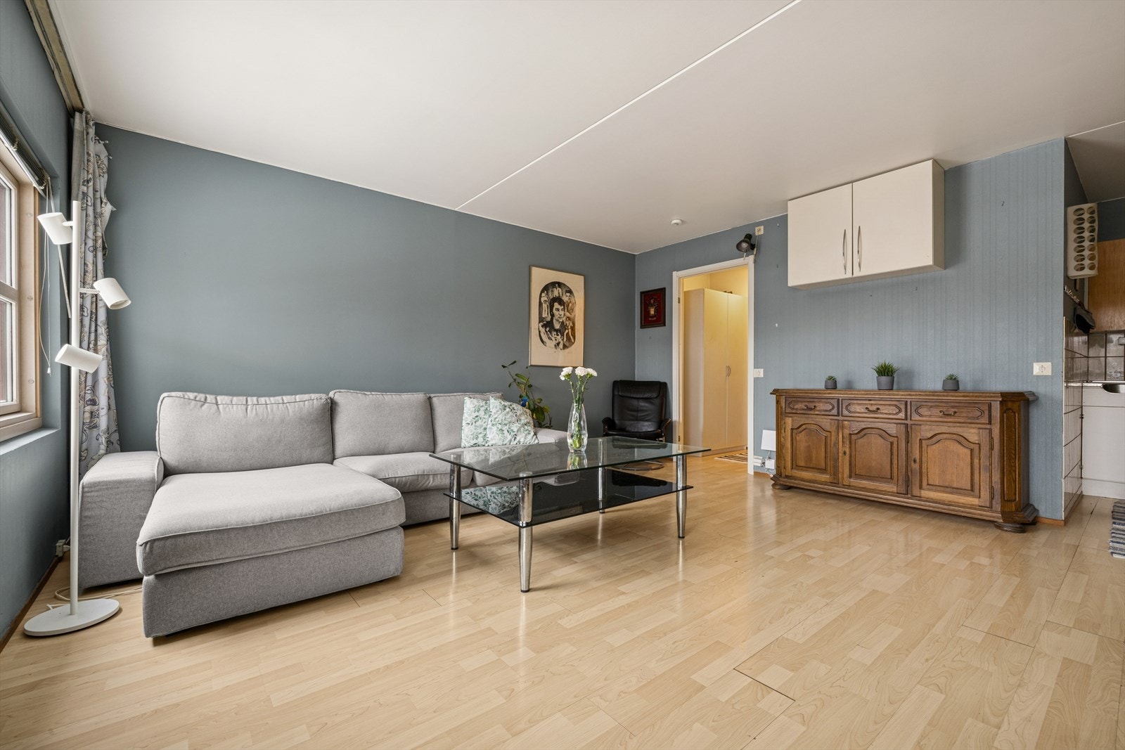 Stuen har plass til både sofagruppe, mediebenk og spisebord. Galleribilde