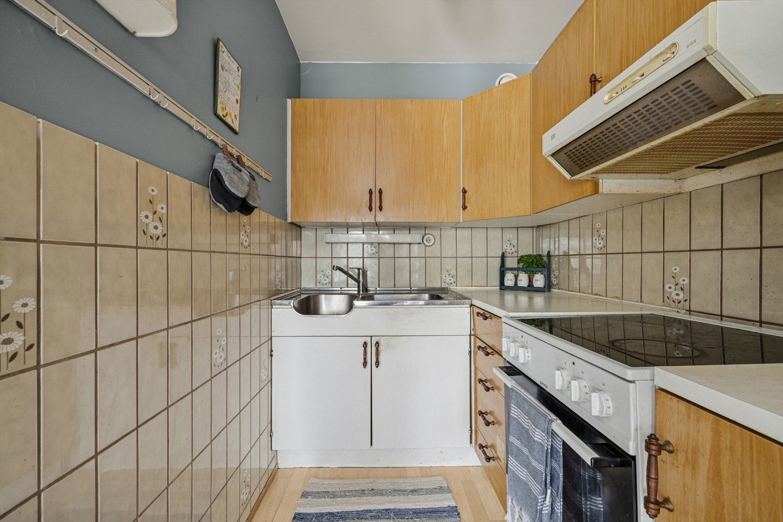 Kjøkkeninnredning består av glatte fronter og benkeplate av laminat. Galleribilde