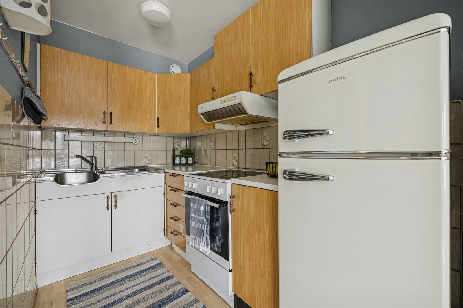 Leiligheten byr på et lyst og praktisk kjøkken i åpen løsning mot stuen. Galleribilde