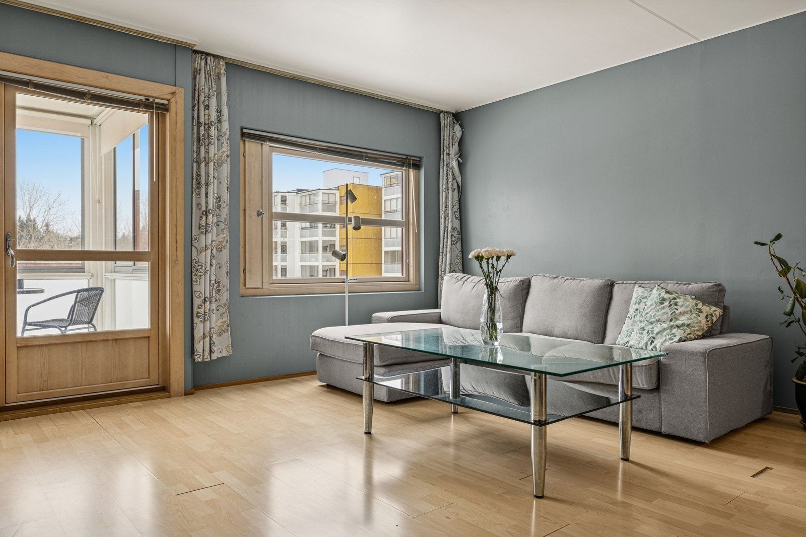 Rommet har store vindusflater som gir gode lysforhold og bidrar til en åpen og behagelig romfølelse. Galleribilde