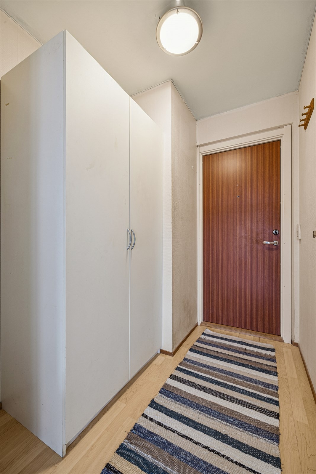 Du ønskes velkommen inn i en romslig entré. Her er det god plass til å sette fra deg sko og henge fra deg yttertøy. Galleribilde