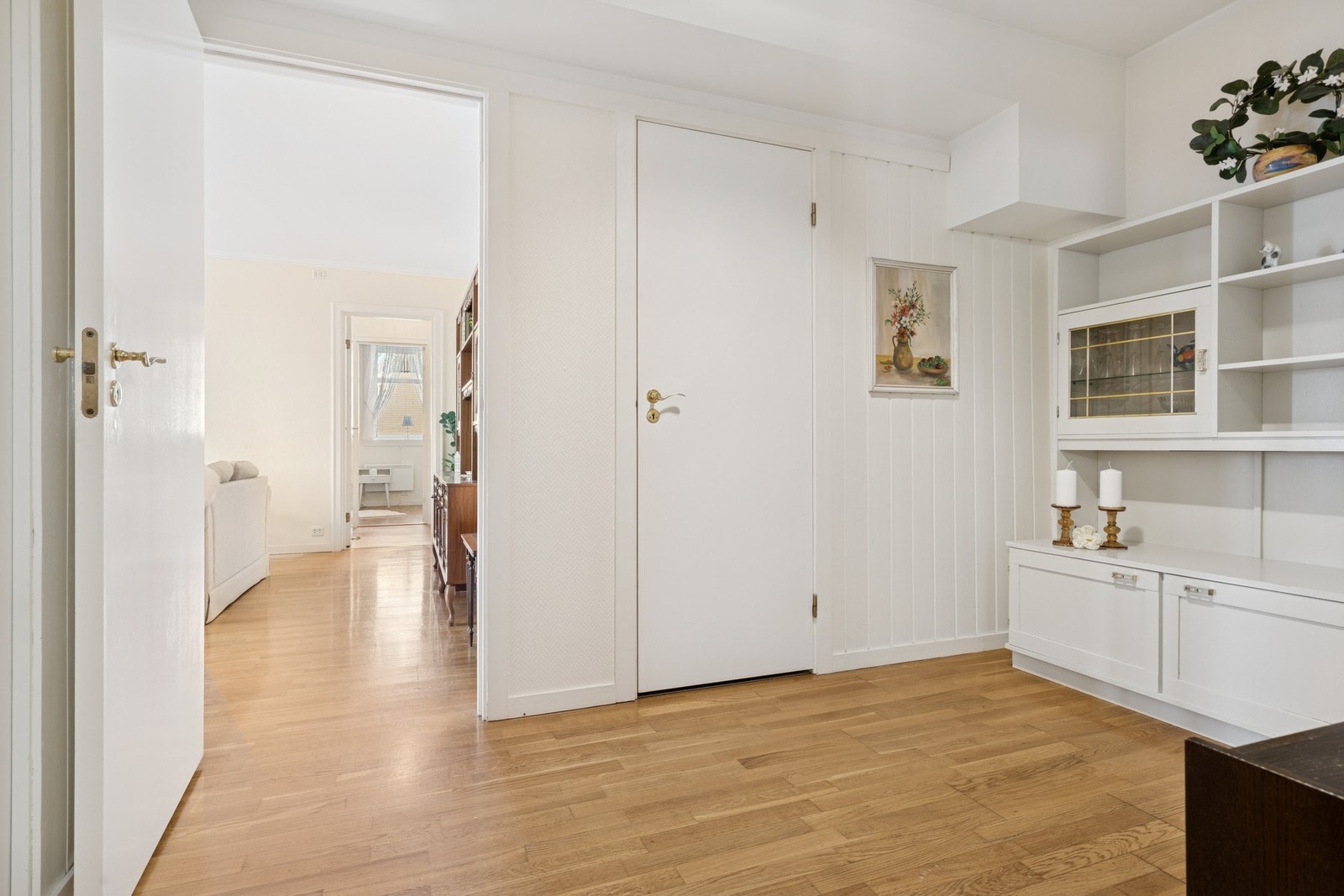 Lys gang med god plass til å innrede med oppbevaringsmøblement. Galleribilde