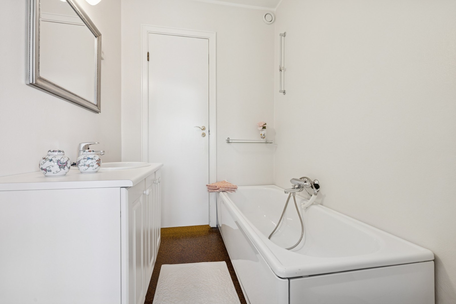 Bad på 3,5 kvm med gulvvarme, utstyrt med badekar, servant, servantskap og wc. Leiligheten har også et toalettrom og et praktisk vaskerom. Galleribilde