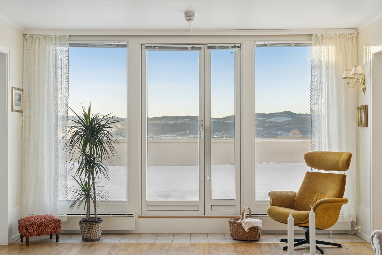 Fra stue har du utgang til terrasse. Galleribilde