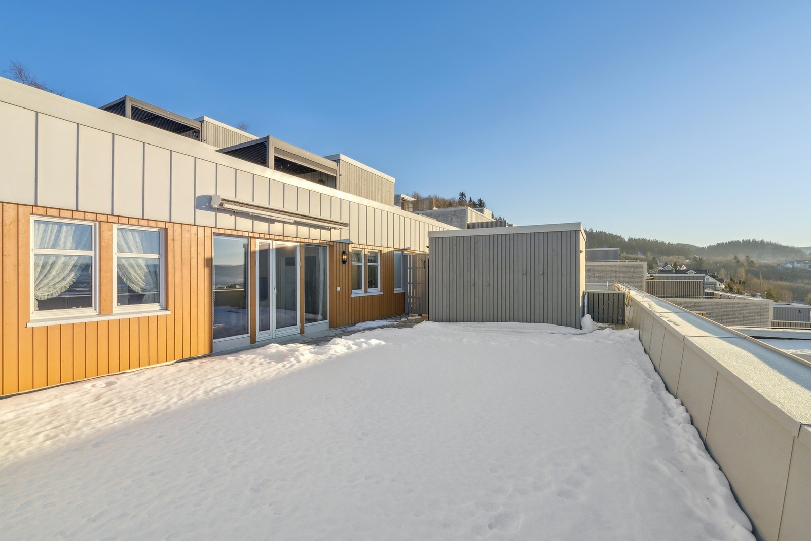 Stor terrasse på 77 kvm med en romslig bod på 6 kvm. Galleribilde