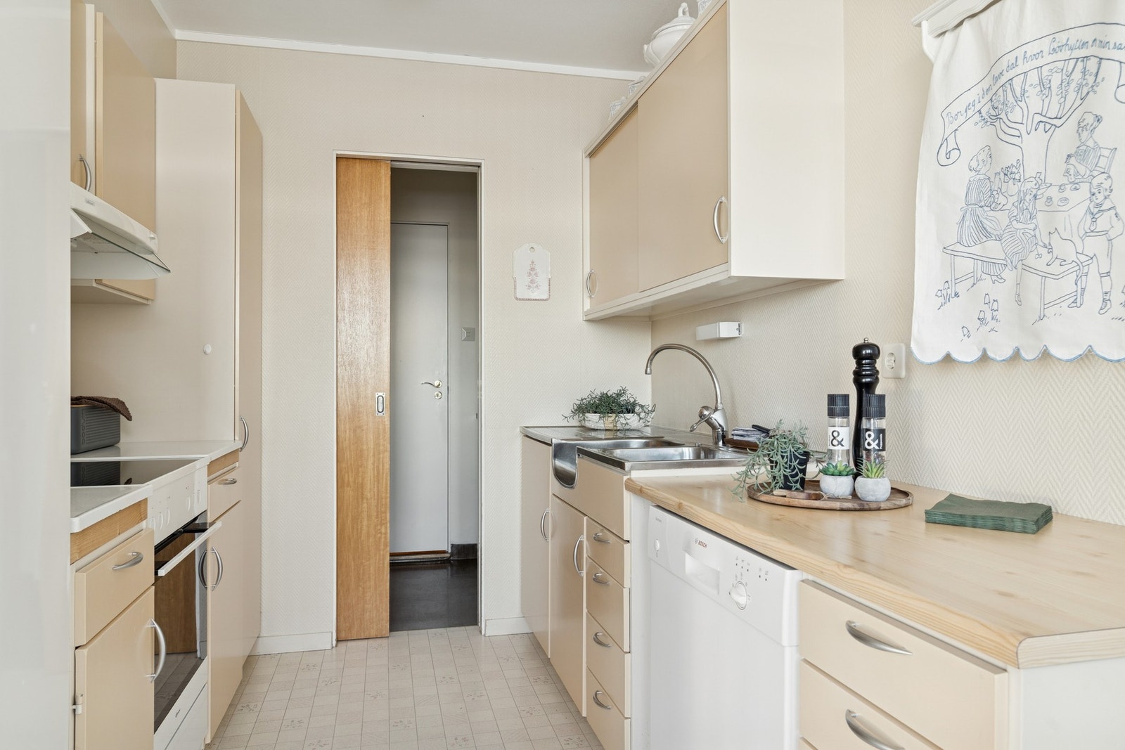 Kjøkken på 10,5 kvm innredet med mekanisk avtrekksvifte over stekesonen, opplegg for oppvaskmaskin og stoppekran. Galleribilde