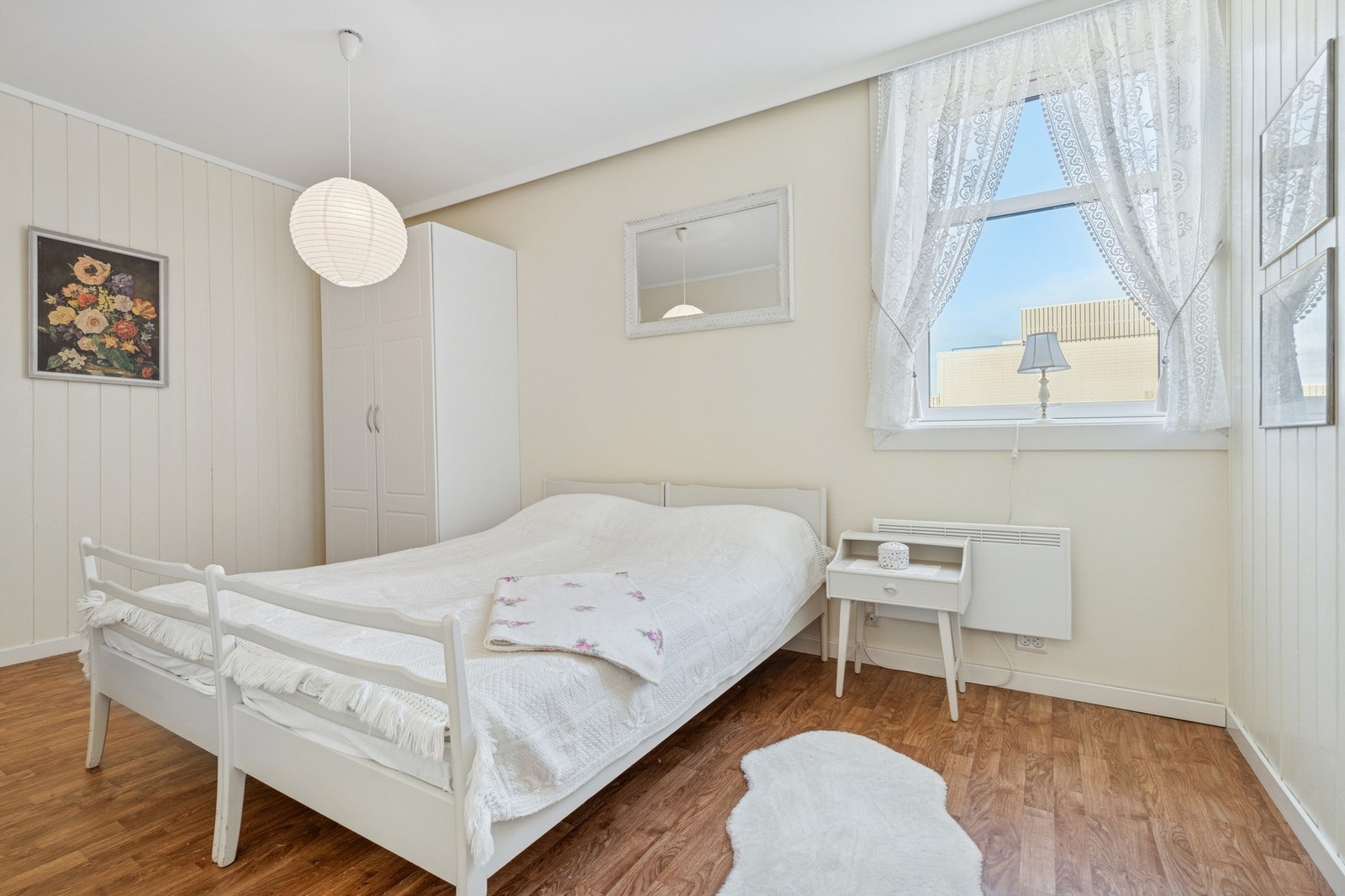 Soverom på 11 kvm med god plass til en stor seng. Galleribilde