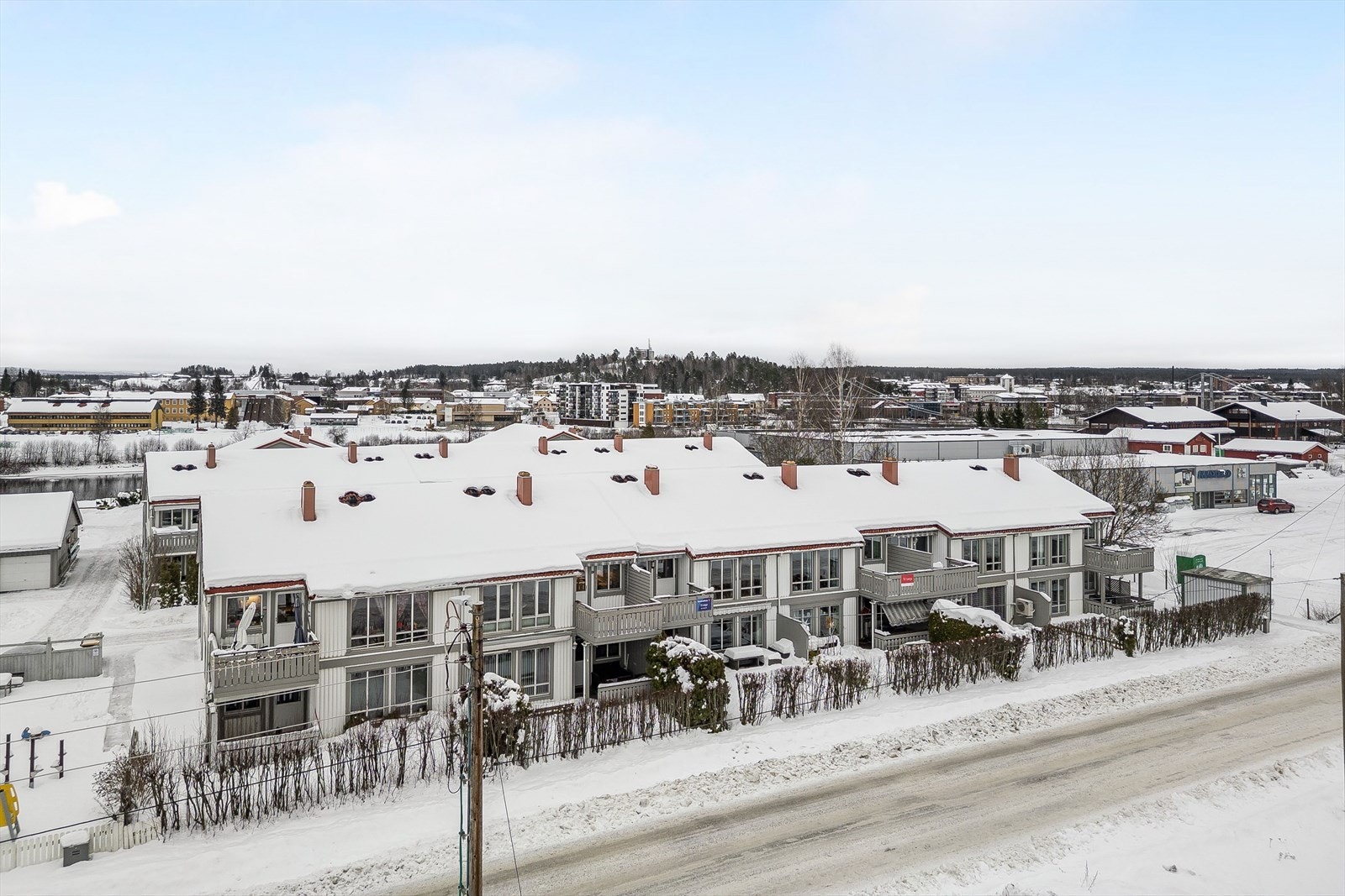 Nærhet til Høyskolen, tog og buss gjør dette til en ypperlig leilighet for 2 studenter. Glomma renner forbi like nedenfor og byr på fine friområder. Galleribilde
