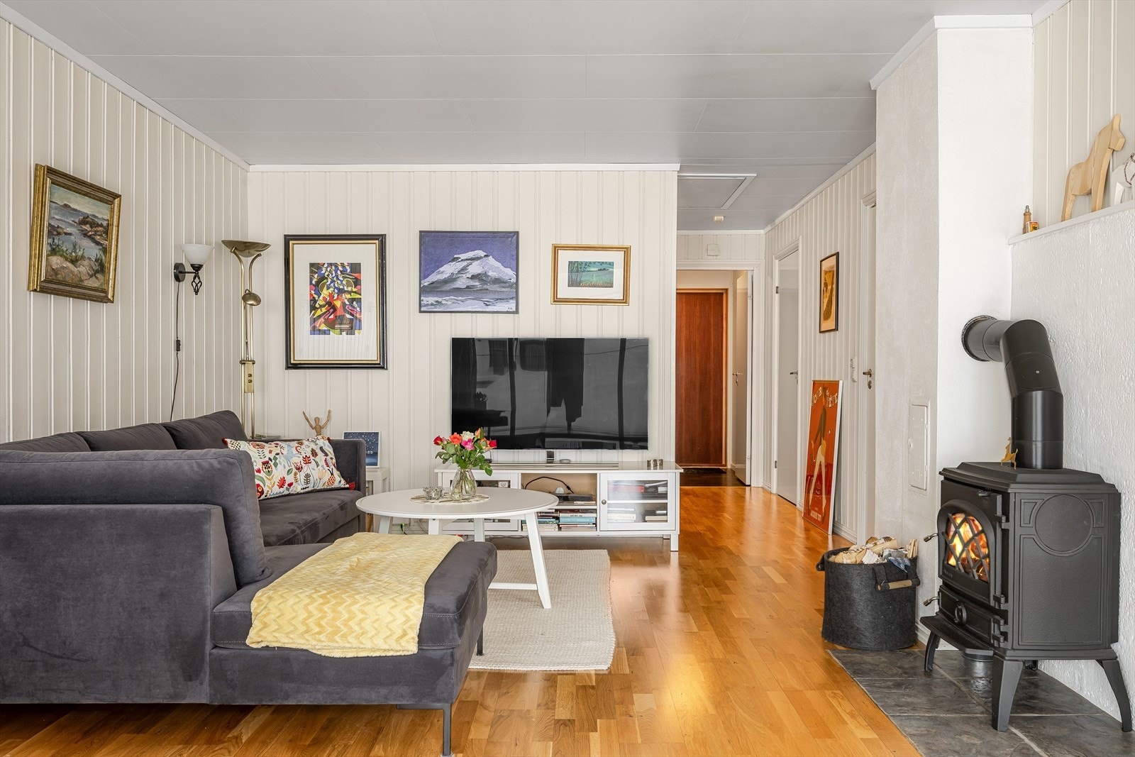 Stuen er romslig med god plass til sofagruppe med salongbord, mediemøblement med tv og en spisegruppe. Galleribilde