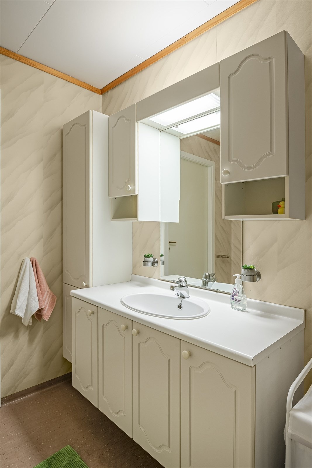 Baderommet er også utstyrt med dusjkabinett fra 2010 og gulvstående totalett. Galleribilde