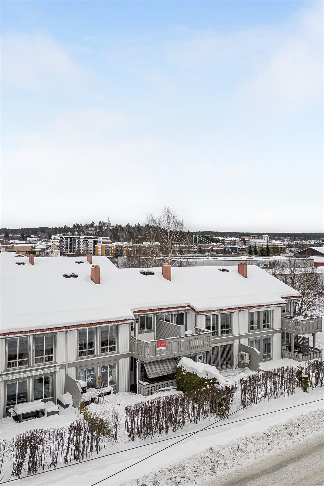 En lys og velholdt 3-roms selveierleilighet beliggende i 2. etasje av en 12-mannsbolig. Galleribilde