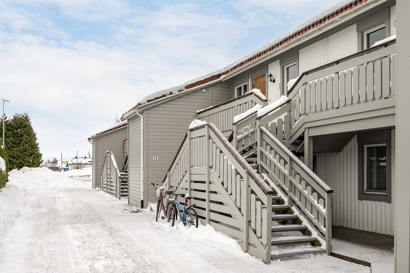 Bygget er fra 1992 og kledningen er sist overflatebehandlet i 2021. Leiligheten ligger i byggets 2. etasje som har adkomst via utvendig trapp. Galleribilde