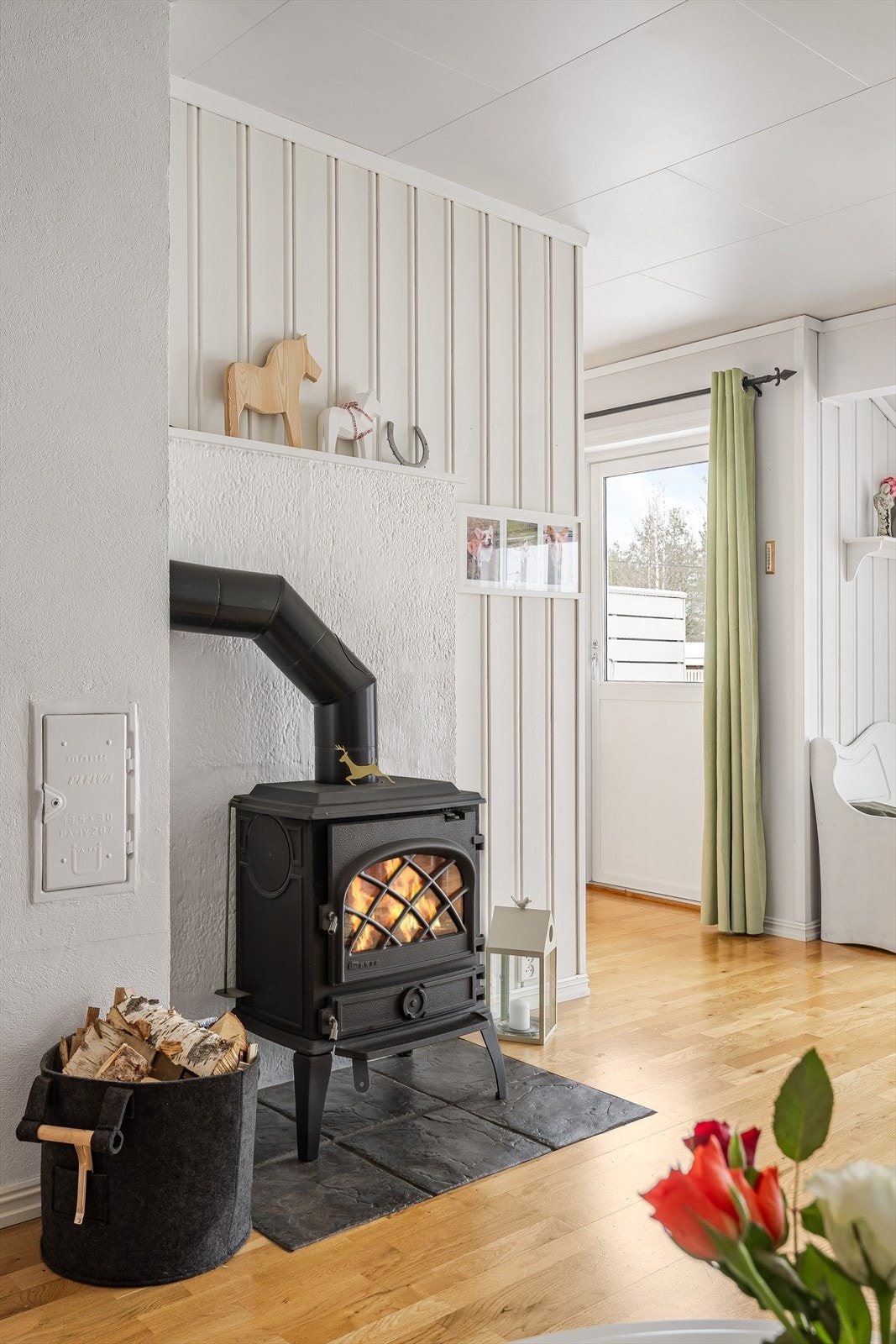 Som et fint midtpunkt i stuen er det en koselig peisovn som både gir god varme og bidrar til ekstra hygge. Galleribilde