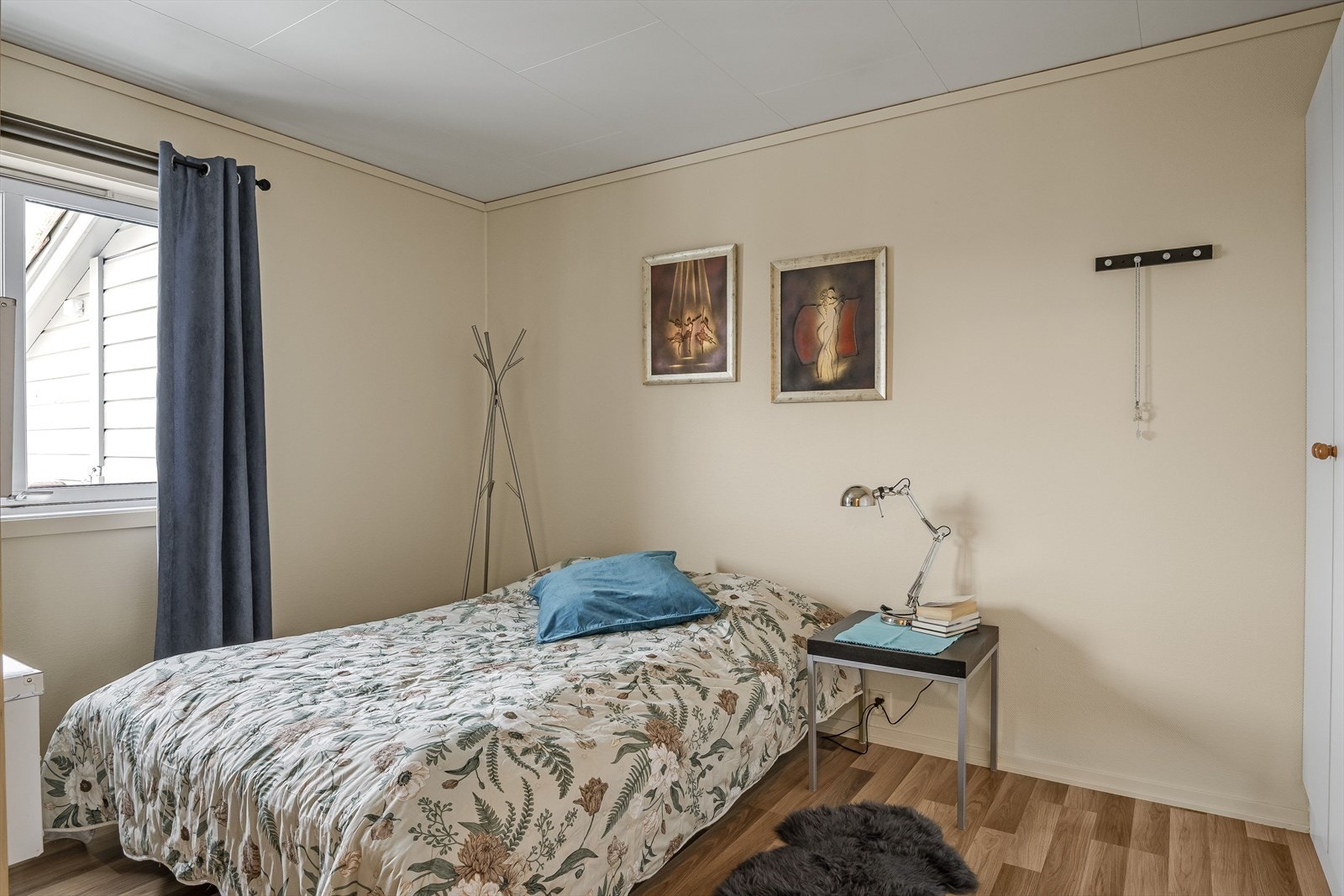 Leiligheten har et lyst hovedsoverom med god plass til dobbeltseng med tilhørende nattbord. Galleribilde