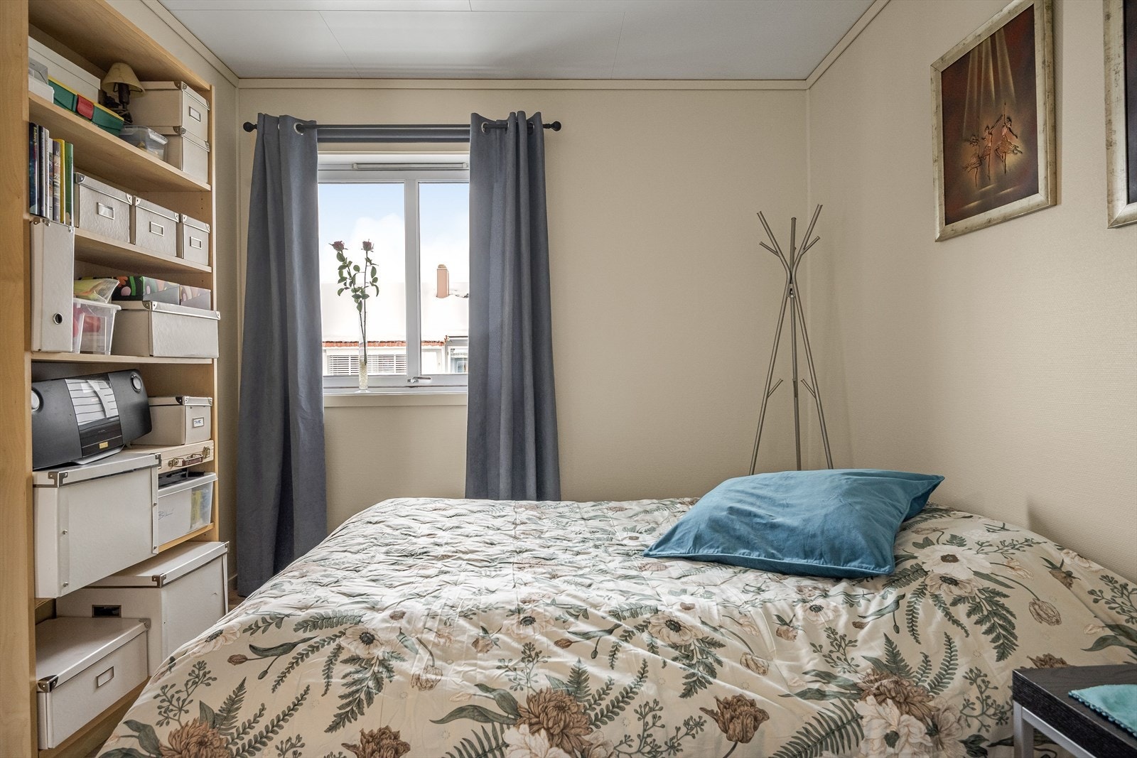 Soverommet har laminat fra ca. 2011 på gulv og malt strietapet på veggene. Galleribilde