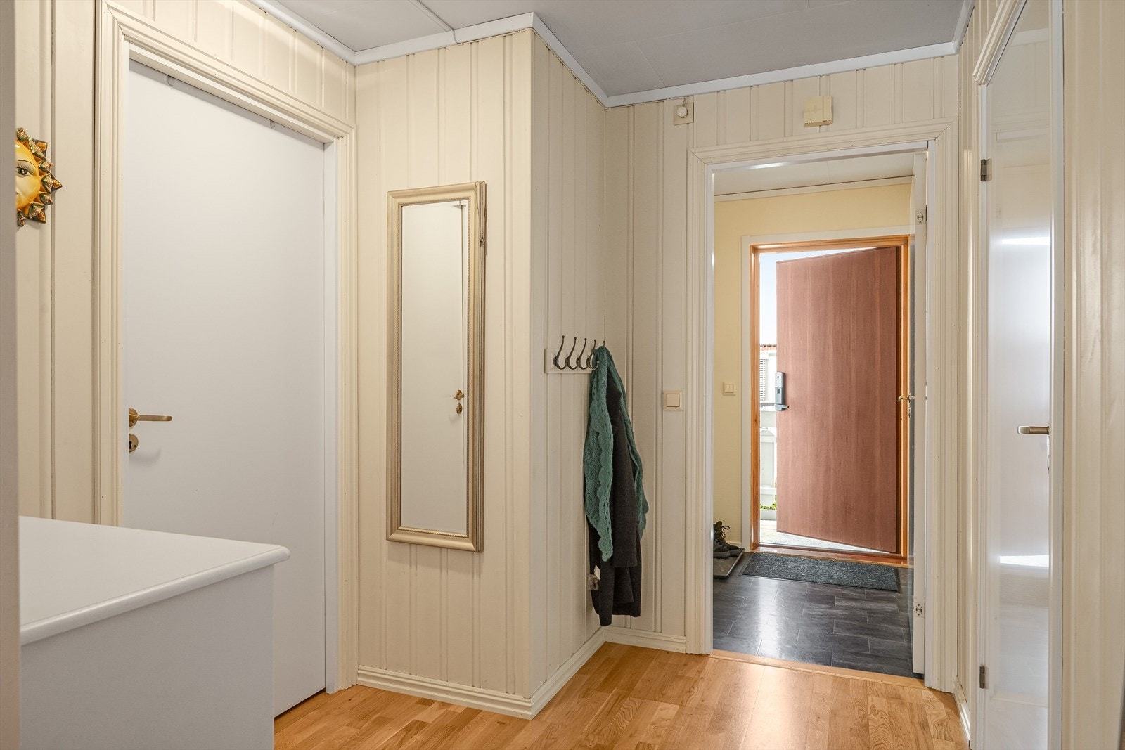 Videre kommer du inn i en lys gang med plass til kommode eller skap. Fra gangen er det videre adkomst til en innvendig bod med gode lagringsmuligheter. Galleribilde