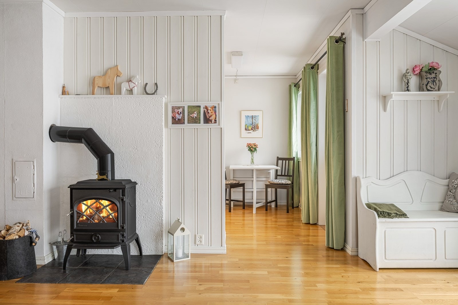 Kjøkkenet har adkomst fra stuen og har delvis åpen løsning. Galleribilde