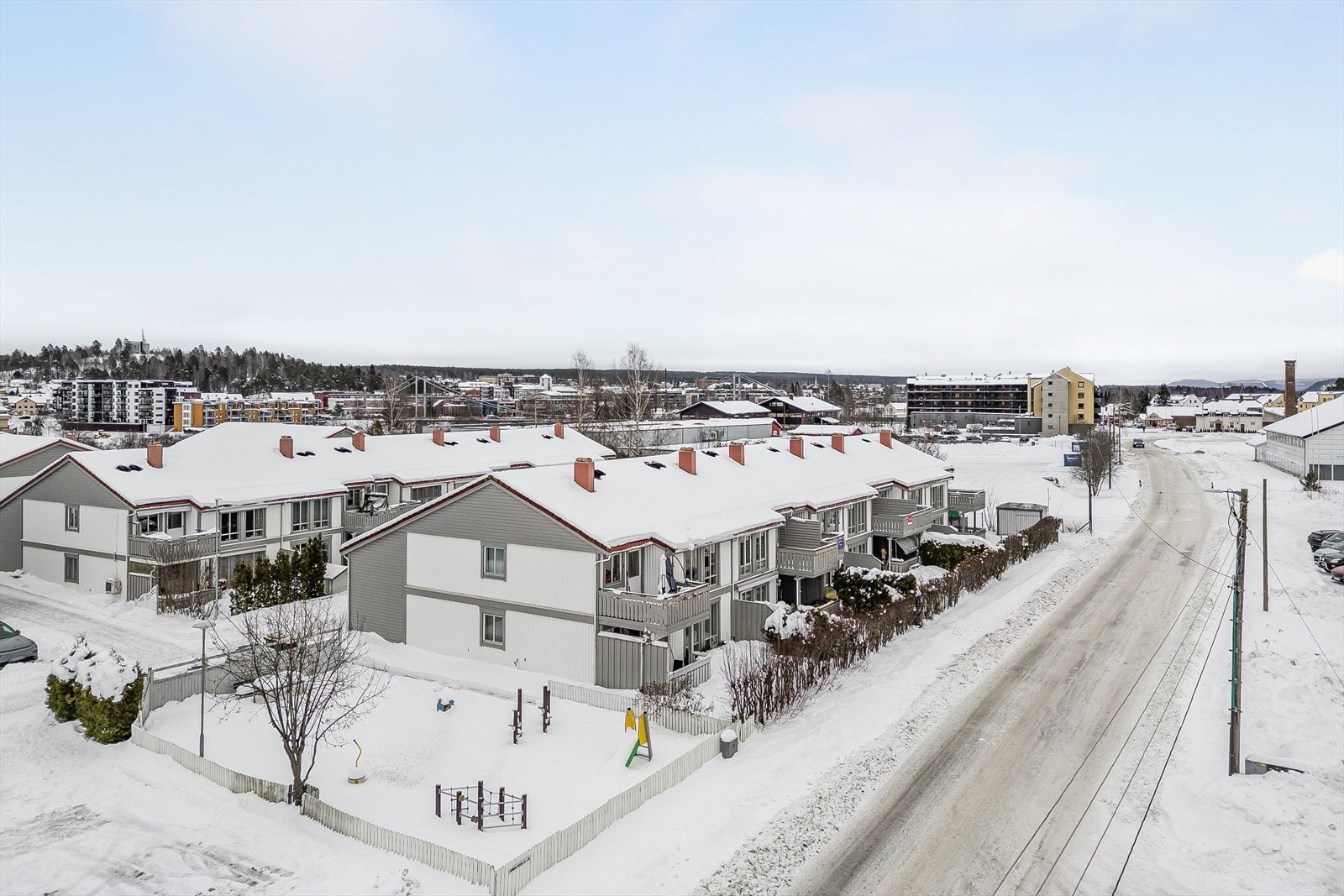 Leiligheten ligger i et etablert og sentralt boligområde på Vestad, ca. 800 meter fra Elverum sentrum hvor du bla. finner kjøpesentre, butikker, apotek, kaféer og restauranter, samt øvrige servicetilbud. Galleribilde