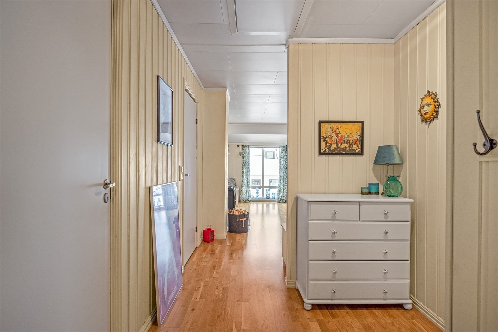 I gangen er det loftsluke med stige opp til lagringsloft med gulvareal på ca. 21m² (ikke måleverdig). Deler av loft med sponplategulv. Galleribilde