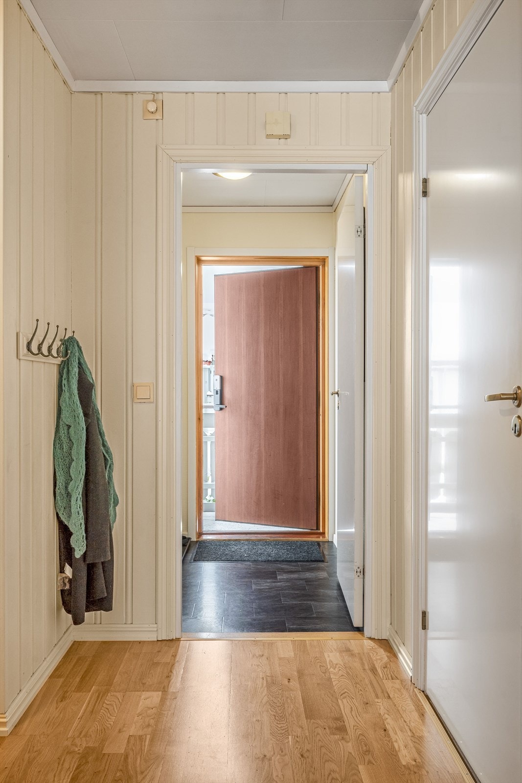 Når du entrer leiligheten, kommer du først inn i et vindfang med plass til sko og oppheng av yttertøy. Praktisk med kodelås montert på ytterdøren. Galleribilde
