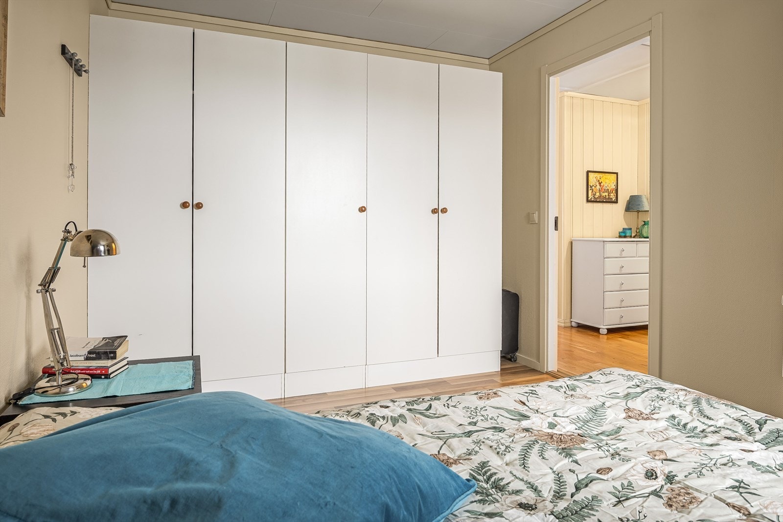 Det er god oppbevaringsplass i flere garderobeskap som medfølger i handelen. Galleribilde