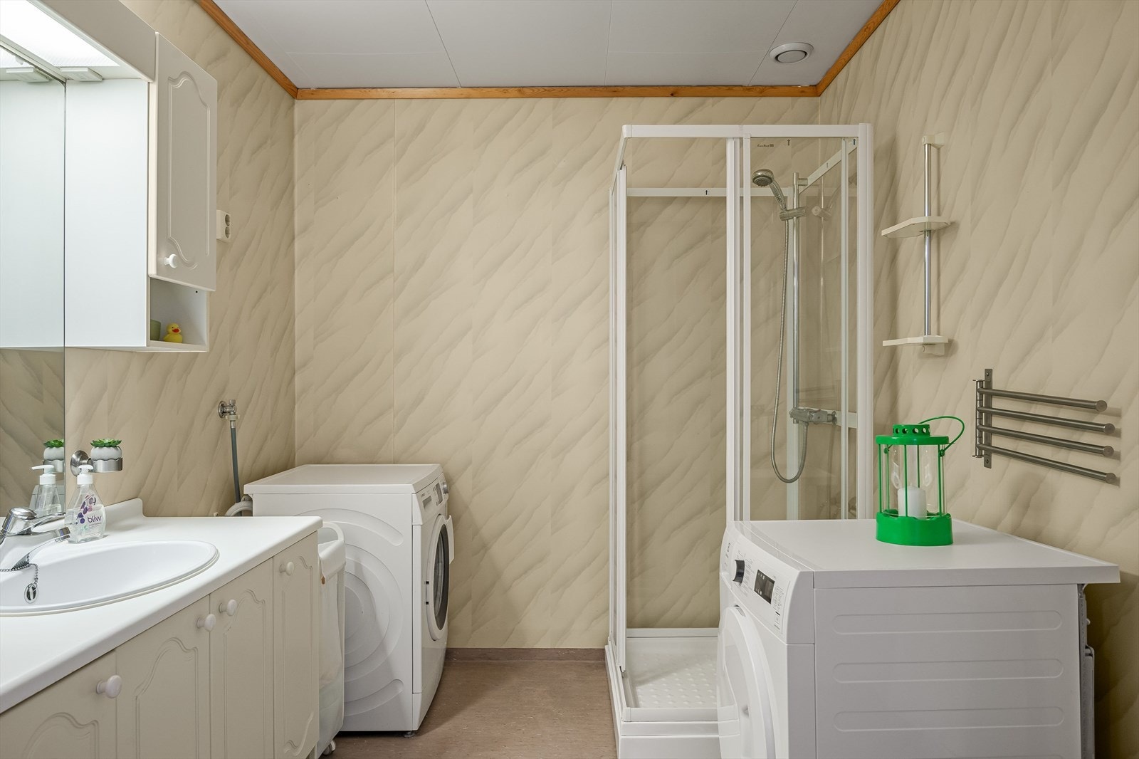 Leiligheten har et baderom som er fra byggeåret. Det er gitt TG3 i tilstandsrapporten og må oppgraderes for å tåle normal bruk etter dagens krav. Badet har våtromsbelegg på gulv, elektrisk gulvvarme, vinylbelegg på veggene og mekanisk avtrekk. Galleribilde