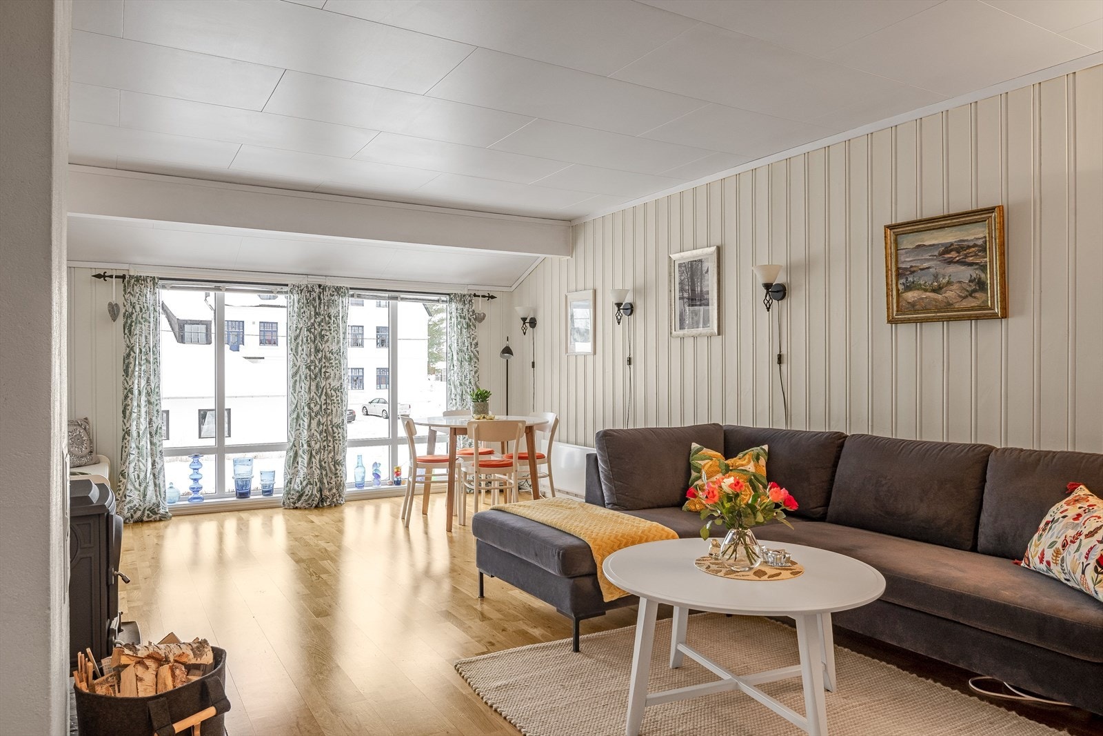 Stuen er det naturlige oppholdsrommet i leiligheten, og er et stort, lyst og fint rom. Galleribilde