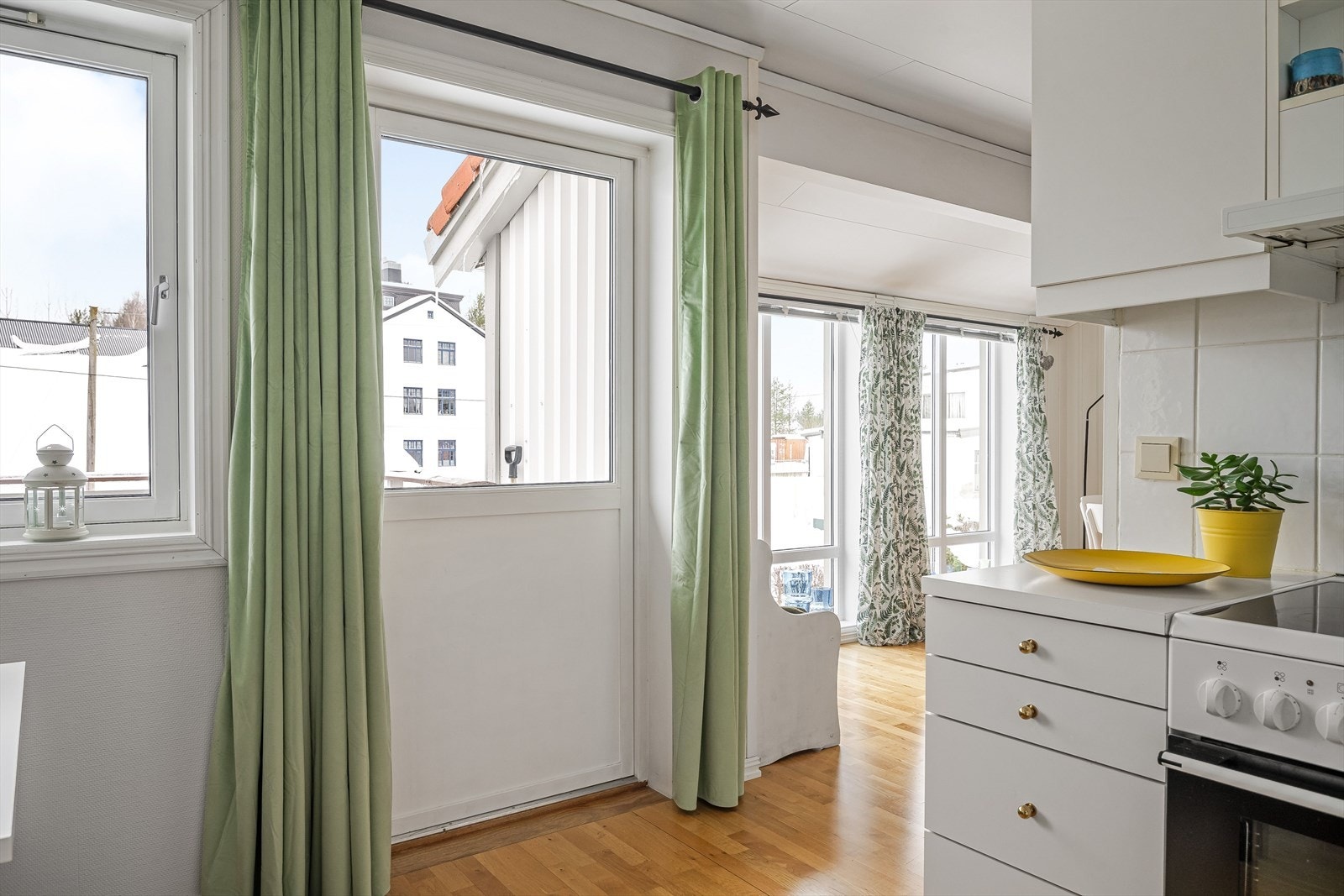 Fra kjøkkenet er det utgang til en solrik sydvestvendt balkong på ca. 7m². Galleribilde