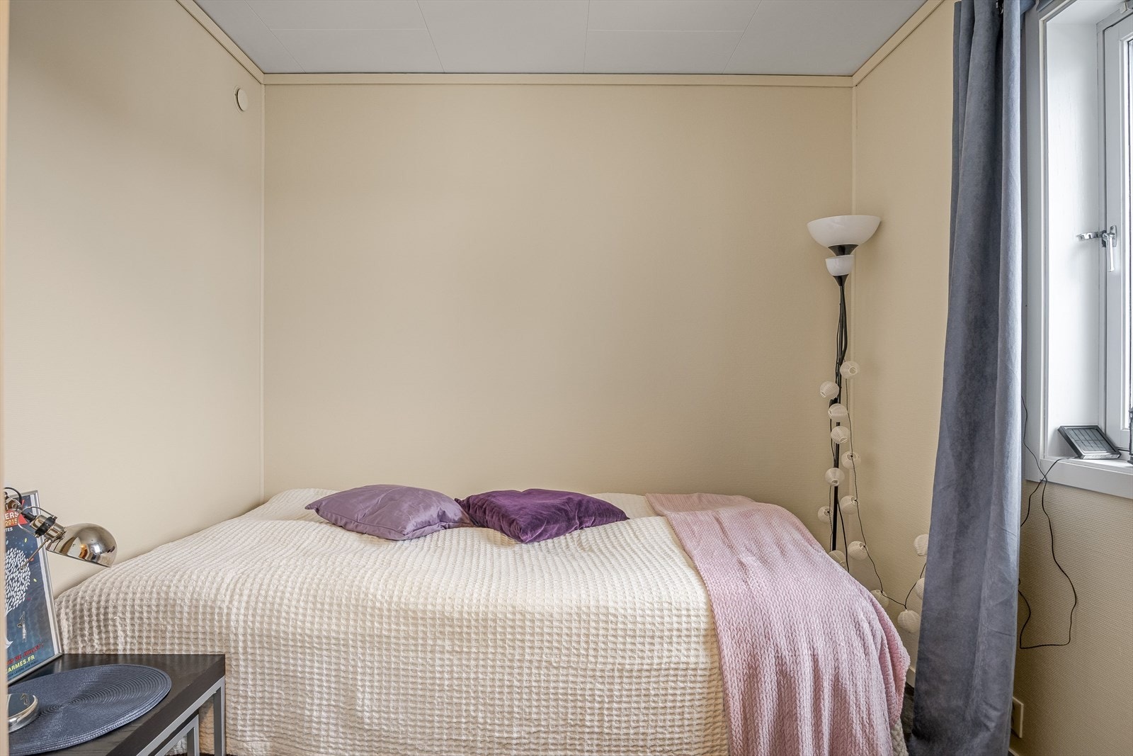 Soverom 2 har også plass til dobbeltseng med tilhørende nattbord. Galleribilde