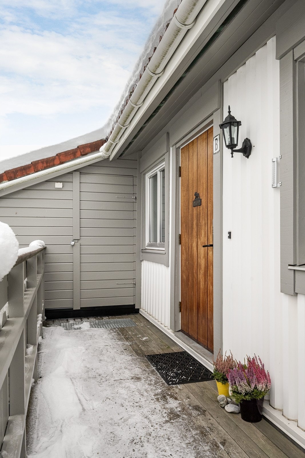 Du ønskes velkommen inn via et hyggelig inngangsparti. Her har du også adkomst til en praktisk utvendig bod på ca. 3m² med lys og strøm. Galleribilde