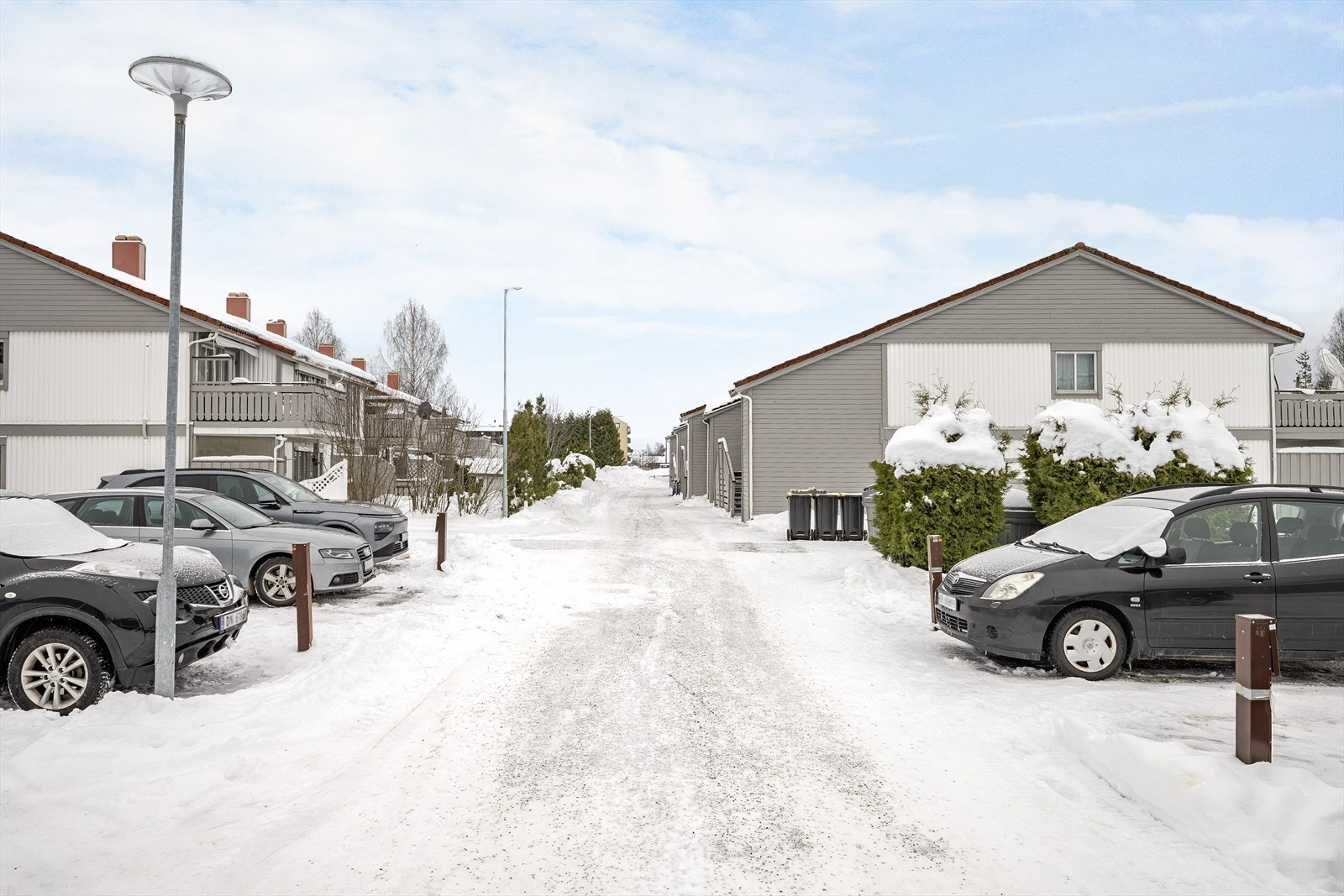 Leiligheten disponerer en biloppstillingsplass med motorvarmer. Parkering skjer ellers på felles parkeringsområder eller langs tilstøtende gater. Det er montert el-billader på sameiets parkeringsområde. Galleribilde