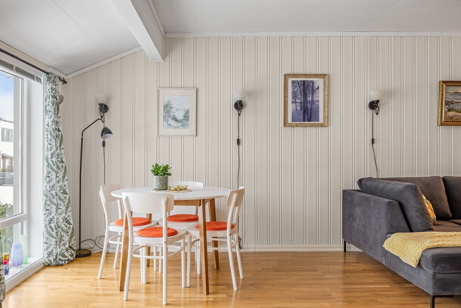 Stuen har velholdt standard med parkett på gulv og lysmalt panel på veggene. Galleribilde