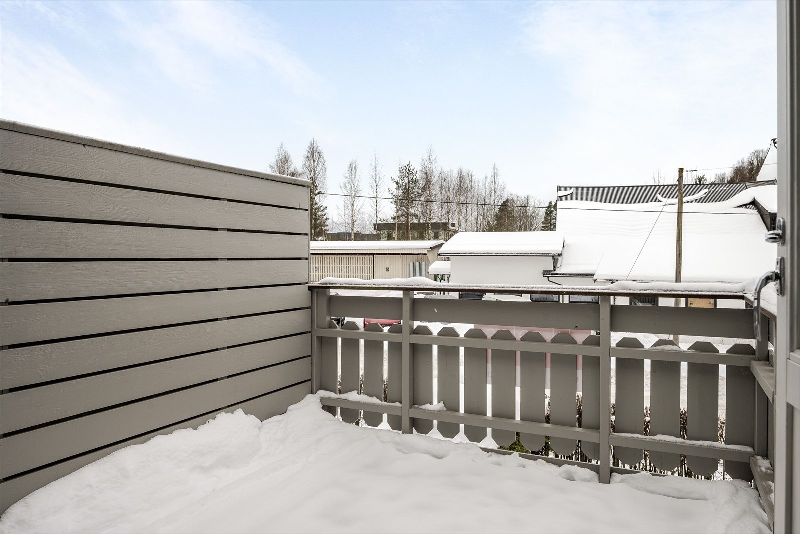 Balkongen har impregnerte gulv, beiset/malt rekkverk/levegg og plass til sittegruppe etter eget ønske og behov. Beliggenheten mot sydvest sørger for gode solforhold. Galleribilde